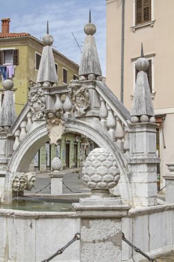 Eski Şehir, Koper, Preseren Meydanı ' nda yapılan 17. yüzyılda şehir Çeşmesi bulacaksınız.