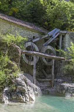 Mirna mill tekerlekli Kotli, üst üzerinde küçük bir köy içinde bina eski değirmen ulaşır