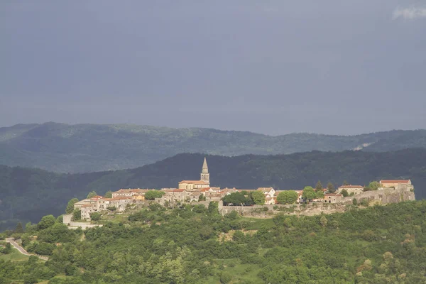 Pohled Buzet Idylické Městečko Kopci Vysoko Nad Mirnatal — Stock fotografie