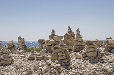Taş kuleleri bir ordu toplamak burada yarımadada Zlatni rt bu pastoral streç kıyı şeridi