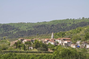 Kostanjica - Mirna Vadisi yüksek bir tepe üzerinde pastoral küçük dağ köyü