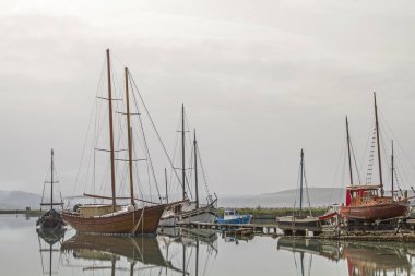 Portoroz Hırvat sınır - Parenzana demiryolu Sloven döngüsü yolunda sayısız renkli balık tutma ve Yelkenli tekneler şiirsel bir kanalda yüzen
