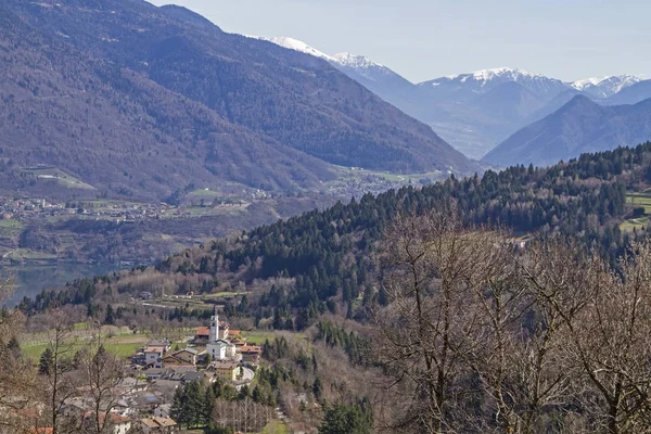 Vista Desde Altopiano Della Vigolana Hasta Pequeño Pueblo Caldonazzo Lago — Foto de Stock