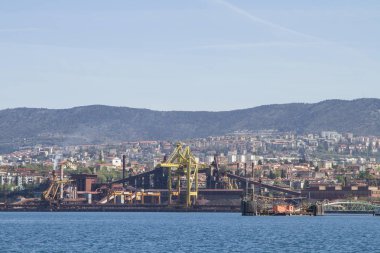 Trieste 'de gemi vinçleri olan liman tesisleri