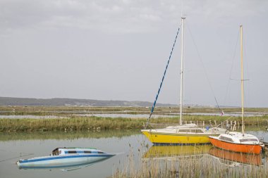 Portoroz Hırvat sınır - Parenzana demiryolu Sloven döngüsü yolunda sayısız renkli balık tutma ve Yelkenli tekneler şiirsel bir kanalda yüzen