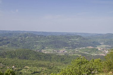 Buzet - Mirnatal yüksek bir tepe üzerinde pastoral küçük kasaba derin görünümünü