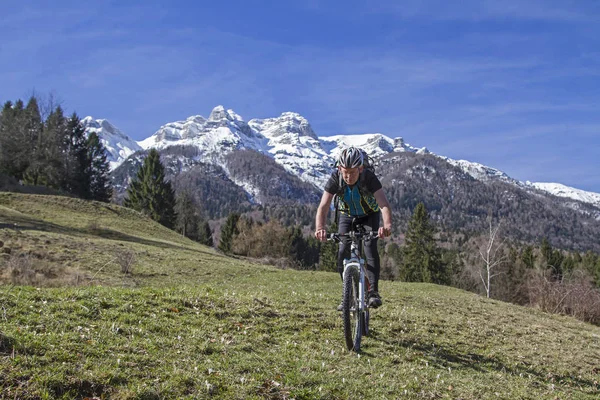 Vigolana dağlar neredeyse 2200 m o yükselmeye Trentino dağların zirveleri ile bir grubuz ve Vicentine Alps ait