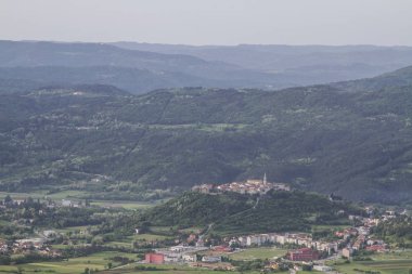 Buzet - Mirnatal yüksek bir tepe üzerinde pastoral küçük kasaba görünümünü