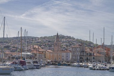 Muggia Trieste güneyinde çok kıyı bir şehirdir.