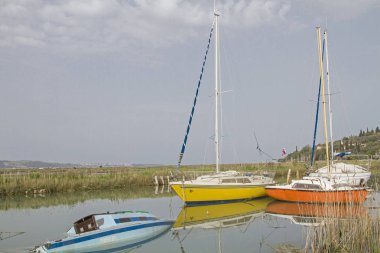 Portoroz Hırvat sınır - Parenzana demiryolu Sloven döngüsü yolunda sayısız renkli balık tutma ve Yelkenli tekneler şiirsel bir kanalda yüzen
