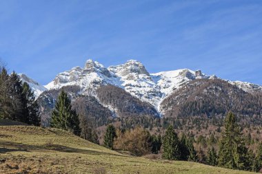 Vigolana dağlar neredeyse 2200 m o yükselmeye Trentino dağların zirveleri ile bir grubuz ve Vicentine Alps ait