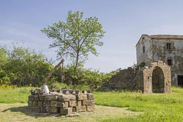 Istria kurak bölgelerde yağmur suyu depoları içinde toplanır. Beraberlik kuyular yardımıyla, sonra su temini sağlanır