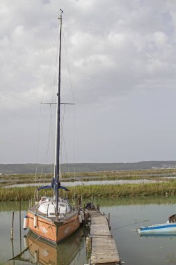 Portoroz Hırvat sınır - Parenzana demiryolu Sloven döngüsü yolunda sayısız renkli balık tutma ve Yelkenli tekneler şiirsel bir kanalda yüzen