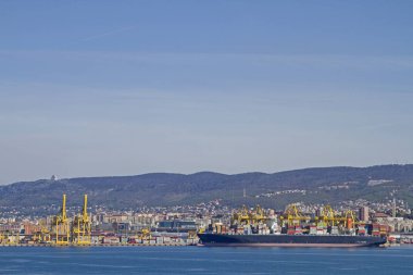 Trieste 'de gemi vinçleri olan liman tesisleri