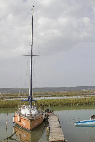 Portoroz Hırvat sınır - Parenzana demiryolu Sloven döngüsü yolunda sayısız renkli balık tutma ve Yelkenli tekneler şiirsel bir kanalda yüzen