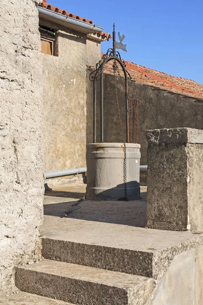 Istria kurak bölgelerde yağmur suyu depoları içinde toplanır. Beraberlik kuyular yardımıyla, sonra su temini sağlanır