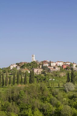 Oprtali - pastoral küçük kasaba Merkezi Istria bir tepe üzerinde