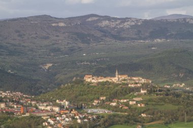 Buzet - Mirnatal yüksek bir tepe üzerinde pastoral küçük kasaba derin görünümünü
