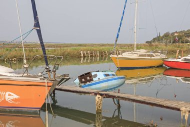 Portoroz Hırvat sınır - Parenzana demiryolu Sloven döngüsü yolunda sayısız renkli balık tutma ve Yelkenli tekneler şiirsel bir kanalda yüzen