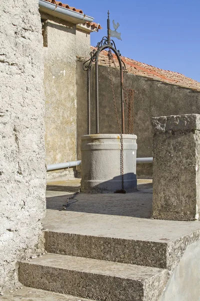 在干旱地区的伊斯特拉雨水收集在蓄水池 在抽油井的帮助下 水的供应就得到了保证 — 图库照片