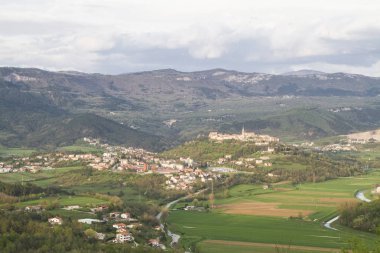 Buzet - Mirnatal yüksek bir tepe üzerinde pastoral küçük kasaba derin görünümünü