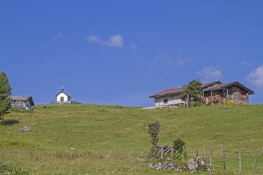 Küçük dağ şapeli ile cennet gibi Grabenbergalm Mangfall dağlarının Tyrolean bölgesinde