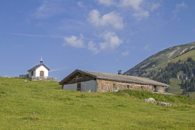 Küçük dağ şapeli ile cennet gibi Grabenbergalm Mangfall dağlarının Tyrolean bölgesinde