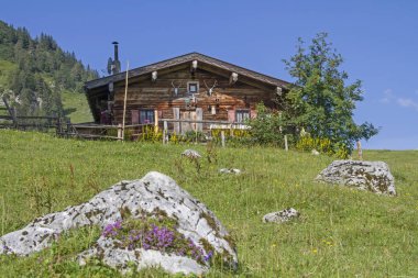 Küçük dağ şapeli ile cennet gibi Grabenbergalm Mangfall dağlarının Tyrolean bölgesinde