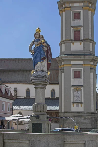 Статуя Мариен Городской Площади Баварского Города Деггендорф Которая Своего Расположения — стоковое фото