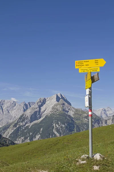 徒步旅行路标在 Plumsjoch 与俯视 Karwendel — 图库照片