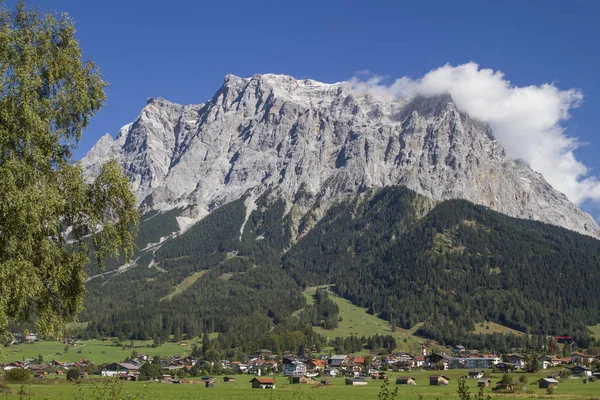 Zugspitzarena의 강력한 Zugspitze 대산괴 있습니다 — 스톡 사진