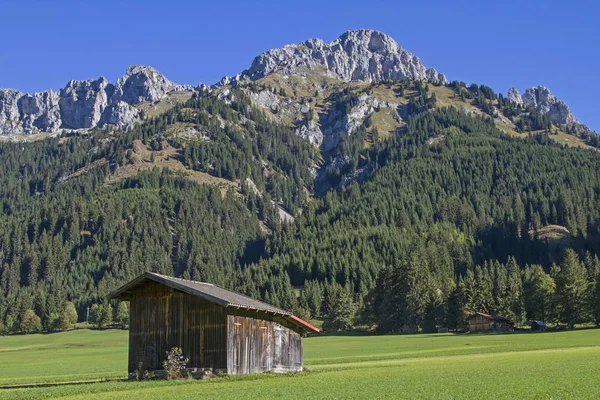 Rifugio Fieno Nella Valle Tannheim Fronte Alle Cime Dei Monti — Foto Stock