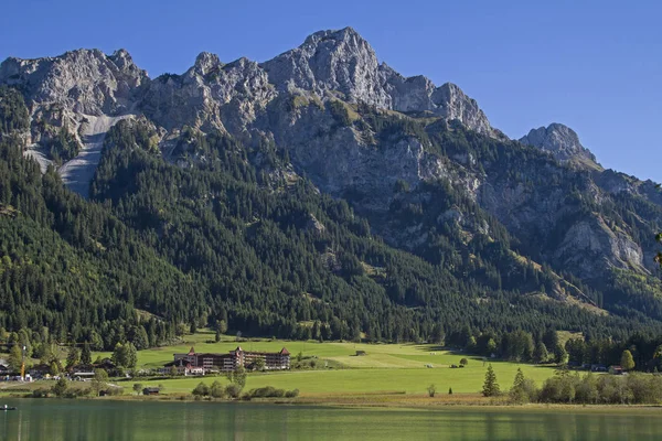 Entre Graen Nesselwaengle Valle Tannheim Encuentra Idílico Muy Visitado Lago — Foto de Stock