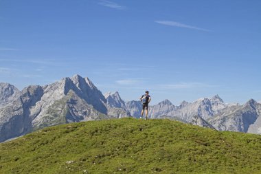 Dağcı Satteljoch en yüksek noktasına ulaşmıştır ve manzarasının tadını çıkarın