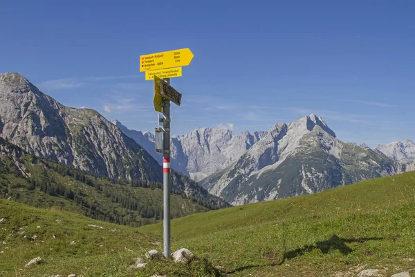 Wegwijzer Wandelen Plumsjoch Met Uitzicht Karwendel Bergen — Stockfoto