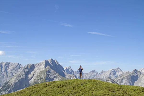 Bergsteiger Hat Den Höchsten Punkt Des Satteljochs Erreicht Und Genießt — Stockfoto