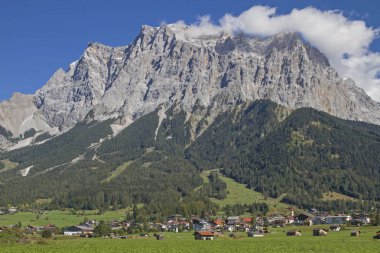 Ehrwald ana şehrin popüler tatil çevrenin Zugspitzarena ve güçlü Zugspitze Massif önünde yer almaktadır