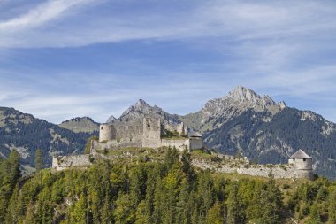 Ehrenberg Şatosu 1296 yılında Reutte 'nin güneyindeki bir tepede inşa edildi.