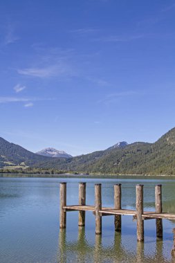 Heiterwang Gölü 'ndeki gemi iskelesi. Sessizlik yeri. Motorlu araçların bu huzurlu göle girmesine izin verilmiyor