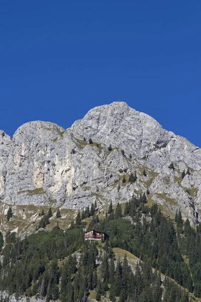 ギンペル家はチロルと ギンペルと Gehrenspitze 山ツアーの出発点の Tannheimer 渓谷の山小屋 — ストック写真