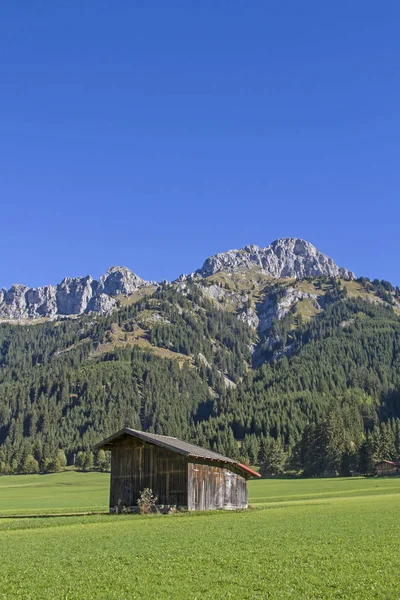 Rifugio Fieno Nella Valle Tannheim Fronte Alle Cime Dei Monti — Foto Stock