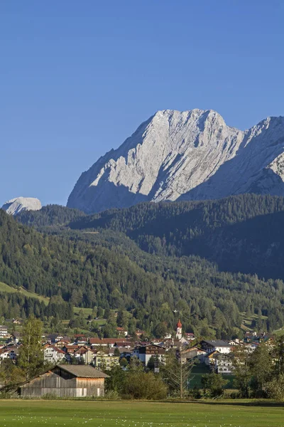 Ehrwald Den Största Staden Populära Turist Området Zugspitz Arena Och — Stockfoto