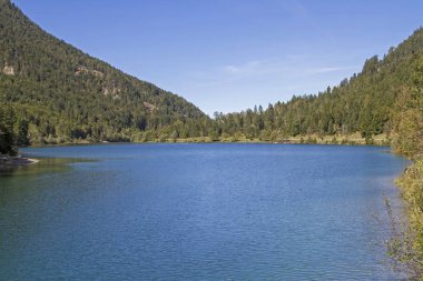Küçük Plansee - Plansee 'nin gerçek boşaltma alanı Lech Vadisi' ne doğru.