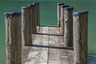 Heiterwang Gölü 'ndeki gemi iskelesi. Sessizlik yeri. Motorlu araçların bu huzurlu göle girmesine izin verilmiyor