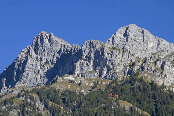 Gimpel 的房子是蒂罗尔的 Tannheimer 山谷中的一座山间小屋 Gimpel Gehrenspitze 的山地旅游起点 — 图库照片