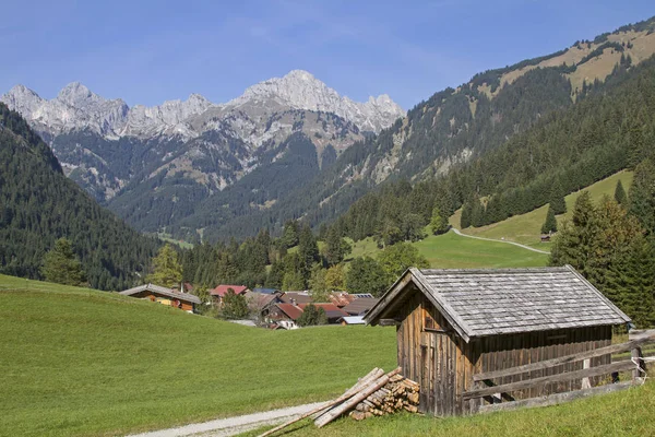 Blick Auf Die Felsigen Tannheimer Berge Vom Kleinen Dorf Gaicht — Stockfoto