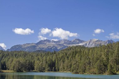 Weissensee sınır bölgesi Lechtal Alpler ve Mieminger Dağları Kuzey Tyrol Fern geçişte aşağıda bir dağ gölüdür.