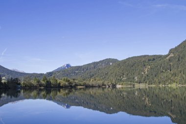 Heiterwang Gölü. Sessizliğin yeri. Motorlu araçların bu huzurlu göle girmesine izin verilmiyor