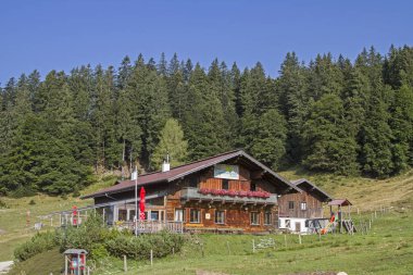 Yürüyüş ve dağ bisikletçileri durdurmak için Tennengau bir plato üzerinde pastoral alp kulübe davet 
