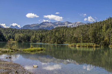 Weissensee sınır bölgesi Lechtal Alpler ve Mieminger Dağları Kuzey Tyrol Fern geçişte aşağıda bir dağ gölüdür.